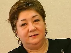 دختر پریدن از روی یک ...